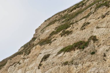 Durdle Door Sahili 'nde mavi gökyüzü olan bir uçurumun dikey görüntüsü Dorset birleşik krallığı.