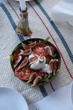 İncirli, peynirli, domatesli ve fesleğenli taze salata. Sağlıklı yemek.