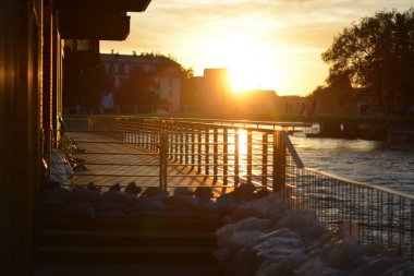 Gün batımında Wroclaw şehri sel altında