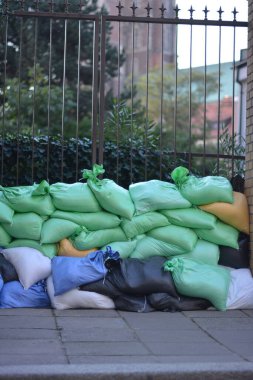 Çöp torbalarıyla dolu plastik torbalar.