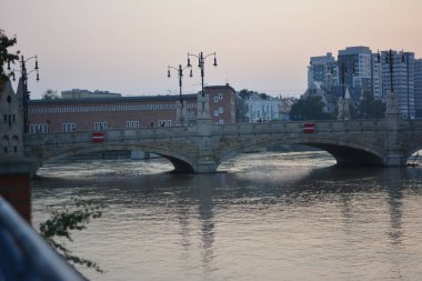 Şehirdeki köprünün manzarası Wroclaw seli