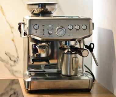 Kahve makinası kafede.