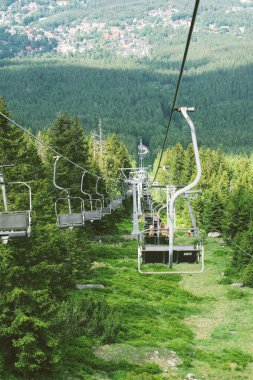 Dağların yeşil ormanlarında füniküler 