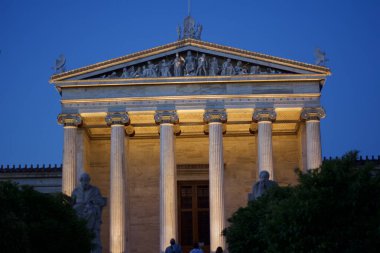 Berlin 'in en ünlü simgesi olan başkentin ulusal anıtının gece manzarası.