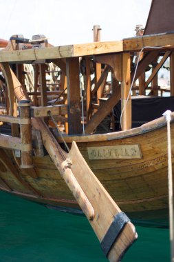 Şehirdeki eski tekne.