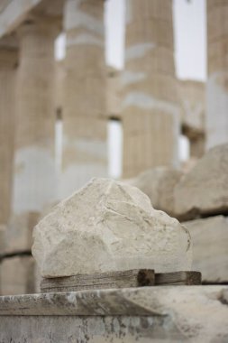 Tapınağın eski taş duvarı