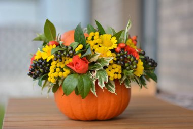 Çiçekler ve balkabağı ile sonbahar kompozisyonu