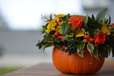 Masadaki sepetin içinde güzel bir buket çiçek.