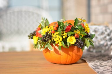 Sonbaharda masadaki renkli çiçeklerden oluşan güzel bir buket