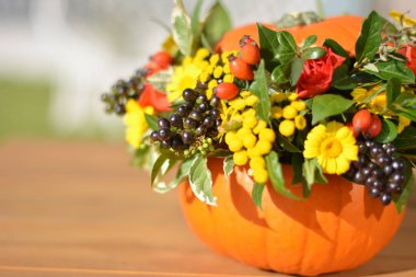 Cadılar bayramı balkabağı ve çiçekler.