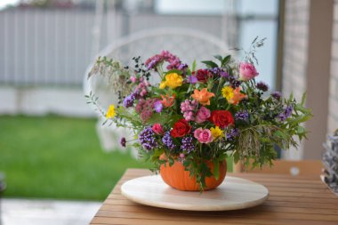 Vazoda bir buket güzel kır çiçeği.