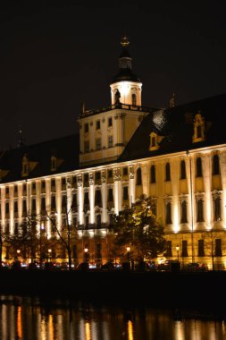 Prag 'ın eski belediye binasının gece çekimi.