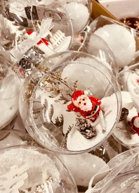 Masada Noel süsleri var.