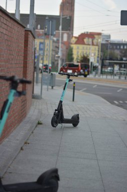 Sokakta elektrikli scooter.