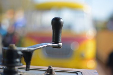 Direksiyonlu klasik bir araba..