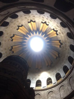 Kudüs şehrindeki eski kilisenin içi.