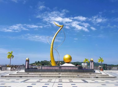 Andar Seri Begawan, Brunei, 15 Haziran 2018: Mercu Dirgahayu 60 Anıtı, Sultan Hacı Hassanal Bolkiah 'ın 60. doğum gününü kutluyor. Güneşli bir günde yakalandı