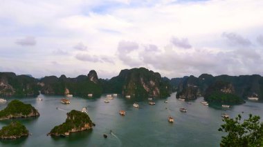 Vietnam, Ha Long Körfezi 'nin panoramik manzarası ve nefes kesici manzarası.