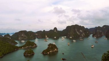 Vietnam, Ha Long Körfezi 'nin panoramik manzarası ve nefes kesici manzarası.