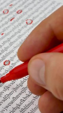 Cypher sözcük verilerini okuyup şifreledi. Şifreleme kodu verileri kırmızı kalemle işaretlenmiştir. Bilgi şifrelendi ve deşifre edildi. Kod sembollerini alıcının anlayabileceği şekilde geri dönüştürme işlemini tersine çevir