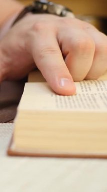 Erkek öğrenciler kitap okur ve kağıt deftere bilgi yazar. Üniversite eğitimi sırasında kütüphanede el yapımı sıcak çay içer ve sınava hazırlanır. Eğitim