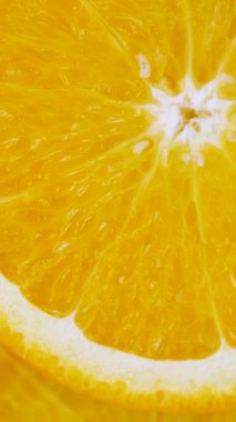 Arka planda sağlıklı olgun portakallar. Canlı meyve rengi tazelik ve çekicilik ekler. Vitamin ve besin bakımından zengin. Sağlığı arttırmak için ideal. Günlük diyet için doğal ve ferahlatıcı bir seçim.