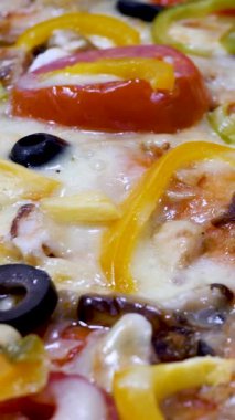 Tavuk, erimiş peynir, dilimlenmiş domates, siyah zeytin, sarı kapsika ve taze mısır ile nefis sıcak pizza. Malzemelerin lezzetli bir kombinasyonu. Arzuları tatmin etmek için mükemmel.