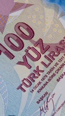 Sergilenen 100 Türk lirası banknotu. Para notu mu? Türk parasal sisteminde değeri temsil ediyor. Türkiye 'de işlemler için şart 
