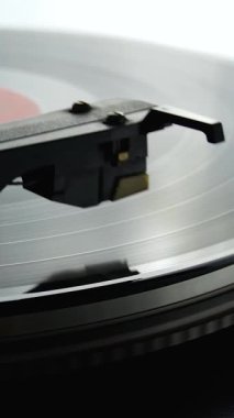 Vinil plak çalar. Stylus 'un müzik çaldığı eski bir pikap. Retro disk kapatılıyor. Fonograf veya gramofon kaydı, analog ses depolama