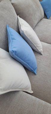 İlahi lazer turkuaz topaz yastıklar geniş kollukları olan bej renkli bir jakuzi kanepesinde bulunur.