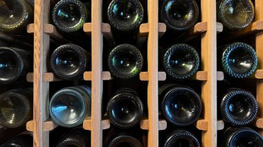 Şişe koleksiyonu. Markasız şarap şişeleri. Bardağın altı ve şarap şişesinin altı. Ahşap tezgahlarda şarap depolamak. Şarabın kışkırtılması.