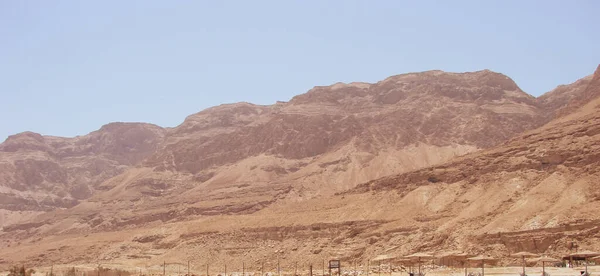 一个有高沙崖的沙漠景观 有粉红的色调 空气中弥漫着沙尘 — 图库照片