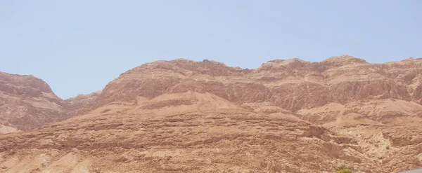 有一个大沙崖的沙漠景观看起来非常大 沙子有粉红的色调 空气中弥漫着沙尘 — 图库照片