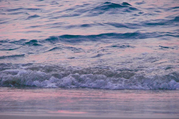 Морський Пейзаж Неспокійною Рожевою Водою Від Сонячного Світла Мокрого Піску — стокове фото