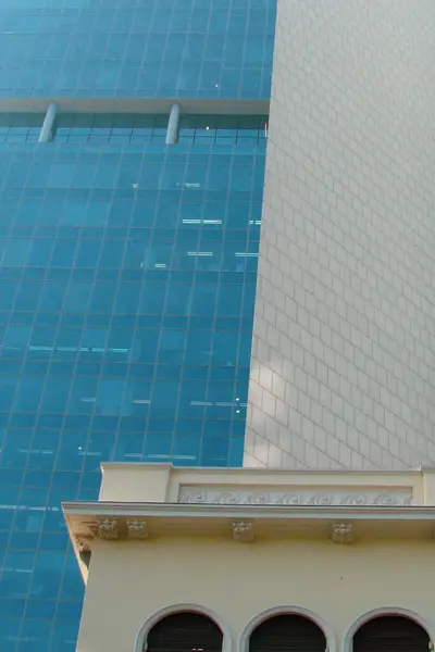 Wysoki Budynek Szklaną Fasadą Która Odzwierciedla Błękitne Niebo Duży Budynek — Zdjęcie stockowe