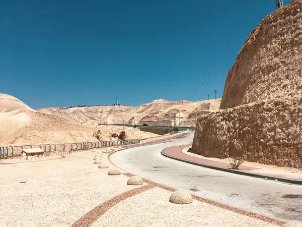高速公路在沙漠沙山中间 阳光灿烂的一天 沙漠中的高高的沙山 — 图库照片