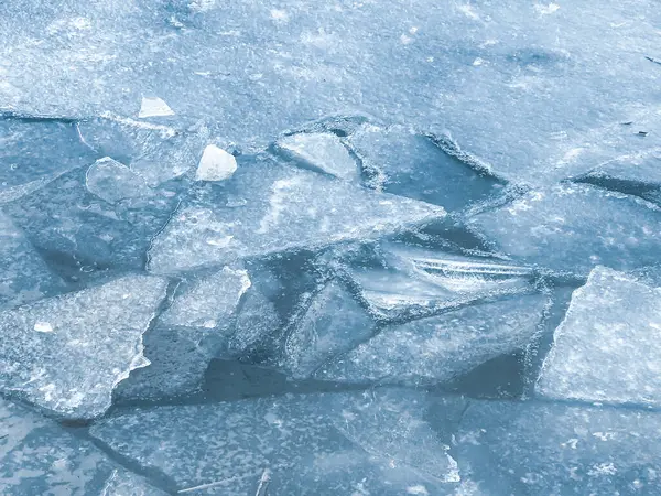 Παγωμένο Νερό Λαμπερός Μπλε Πάγος Καλυμμένος Ένα Λεπτό Στρώμα Χιονιού — Φωτογραφία Αρχείου