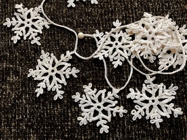 Pile Knitted White Snowflakes Form Garland Dark Background Snowflakes Symbol — Stock Photo, Image