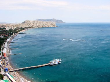 Yatlar ve tekneler için yatları olan mavi körfez kayalık kayalıklarla çevrili..