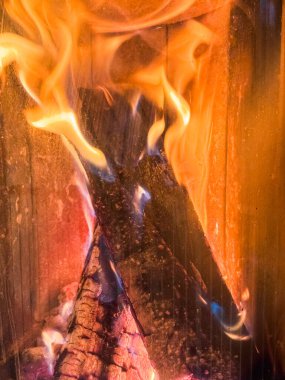 Şöminede odun yanıyor. Yüksek kalite fotoğraf. Dikey resim