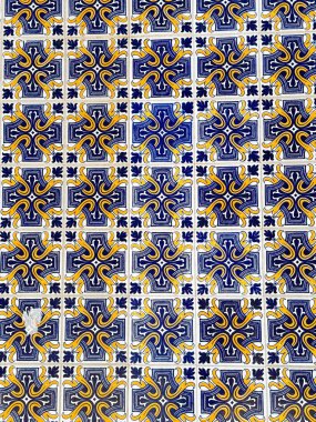 Simetrik detaylarla karışık mavi ve sarı desenli renkli Portekiz azulejo fayanslarının yakın çekimi.