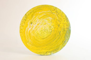 Canlı, sarı, dairesel, soyut bir tablo, güneşin enerjisini çağrıştırıyor. Dönen dokular, hareket halindeki erimiş ışığa benziyor..