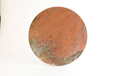 Paslı turuncu, yeşil ve kil tonlarında dairesel soyut sanat eserleri. Yıpranmış toprak, eski taş ve doğal mineral desenlerini çağrıştırır..