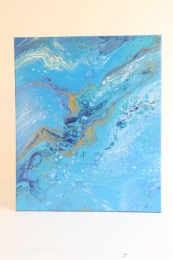 Renkli soyut akrilik tablo canlı mavi, turkuaz ve turuncu tonlarda. Organik hücreler ve sıvı şekiller okyanus dalgalarını veya kozmik dokuları çağrıştırır.