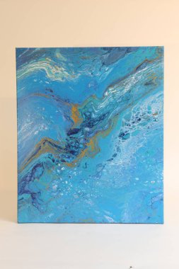 Renkli soyut akrilik tablo canlı mavi, turkuaz ve turuncu tonlarda. Organik hücreler ve sıvı şekiller okyanus dalgalarını veya kozmik dokuları çağrıştırır.