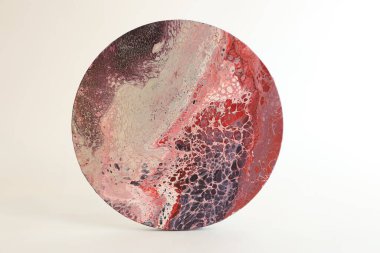 Yuvarlak, soyut, kırmızı, gül ve soluk bej renkleri derin dokularla harmanlayan bir tablo, ay manzaralarının renklerin akışının dokunduğu hissi uyandırıyor..