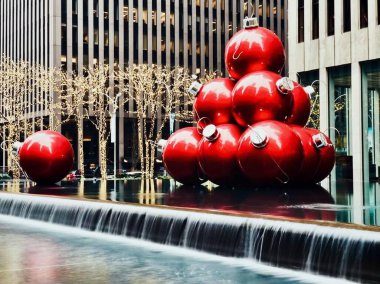 Çeşmedeki dev Noel Baloları, Manhattan 'daki 6. caddedeki ofis binasının önünde Noel süsü olarak sunuluyor.