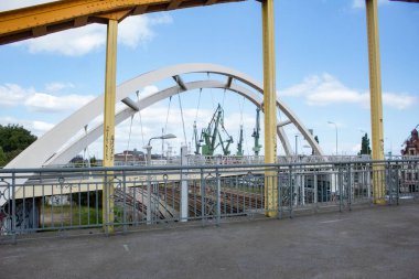 Vinçlere ve limana bakan büyük köprüler. Polonya 'nın Gdansk şehrinde yazın gündüz vakti