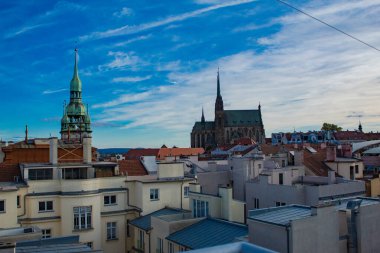 Çek Cumhuriyeti 'nin Brno kentindeki St. Peter Katedrali ve Katedrali gökyüzü ve bulutların arka planına karşı. Yüksek kalite fotoğraf
