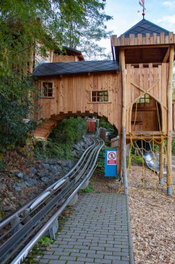 Çek Cumhuriyeti 'nin kayalık bir bölgesinde yer alan bir eğlence kaydırağı. Yüksek kalite fotoğraf